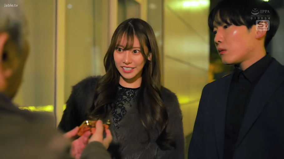 真剣 · 站立 · 中景 · ブラックファーコート · 对视交流 · 屋外夜景 · 電子製品