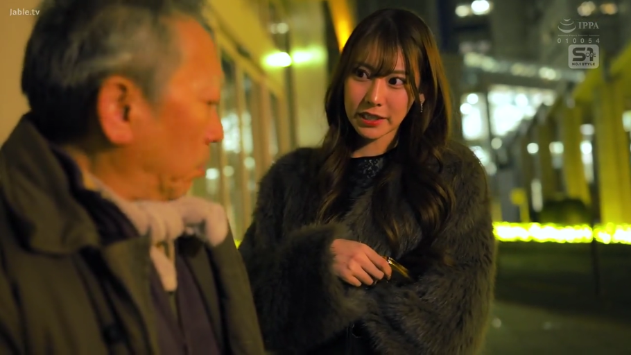 真剣 · 站立 · 対話 · 街头 · 夜晚 · 皮草外套