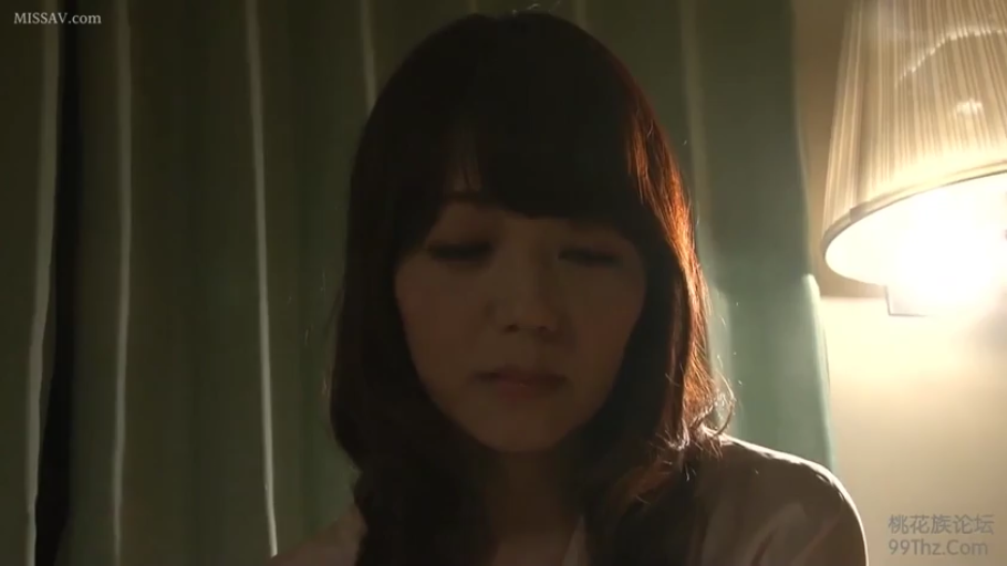 坐姿 · 沉思 · 忧郁 · 脸部特写 · 卧室 · 台灯 · 熟女 · 睡衣