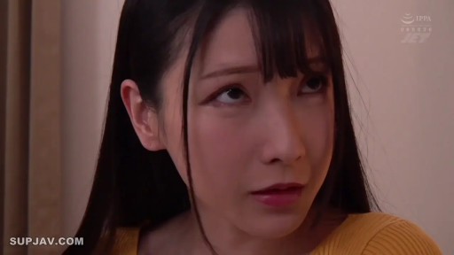 室内 · 憂鬱 · 顔部のクローズアップ · 凝視 · 横に頭を傾ける · 黄色针织衫 · 清晰