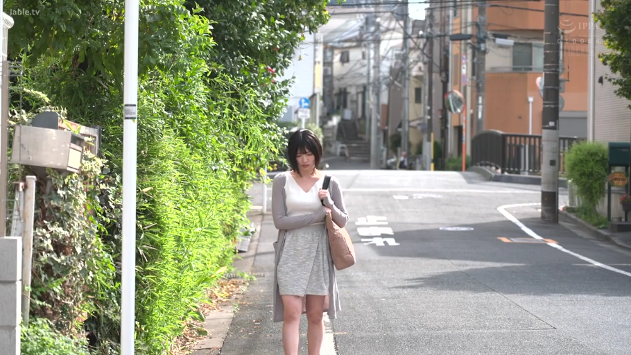 室内 · 脸部特写 · 愉悦 · 微笑 · 清纯 · 针织背心 · 正面
