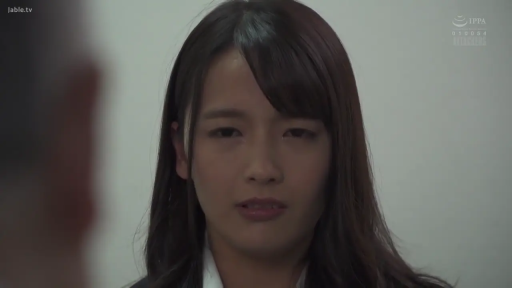 室内 · 站立 · 面部特写 · 职业装 · 凝视 · 担忧 · 肖像