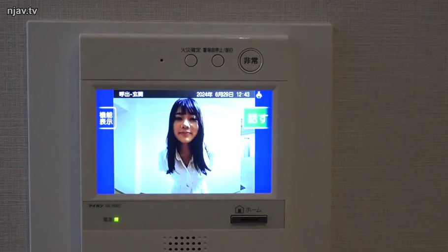 迷离 · 成人 · 灰色针织衫 · 近景 · 性交行为 · 抬腿 · 室内地板