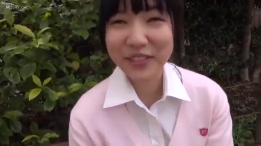 校服 · 教室 · 臀部 · 弯腰 · 课桌 · 裙底 · 诱惑 · 露出