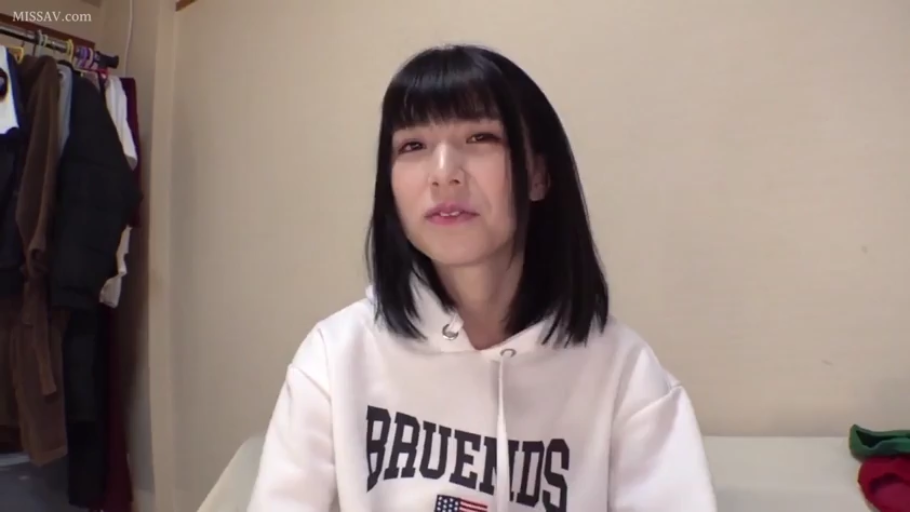 臥室 · 面对镜头 · 自然 · 面部特寫 · 正坐 · 白色连帽衫 · 黑发直发