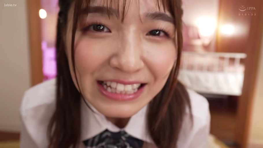 室內 · 俯身 · 校服 · 臉部特寫 · 微笑 · 注视镜头 · 长发