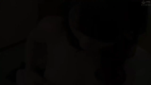 坐姿 · 黑暗室内 · 无道具 · 黑色服装 · 无特写 · 模糊表情 · 未知行为 · 极低照度