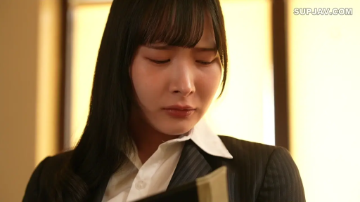 室内 · 憂鬱 · 站立 · 顔のクローズアップ · ビジネススーツ · フォルダ · OLシナリオ · 低头阅读