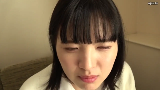 室内 · 座り姿勢 · 面部 · 憂鬱 · 頭を下げる · 白い上着 · 肖像