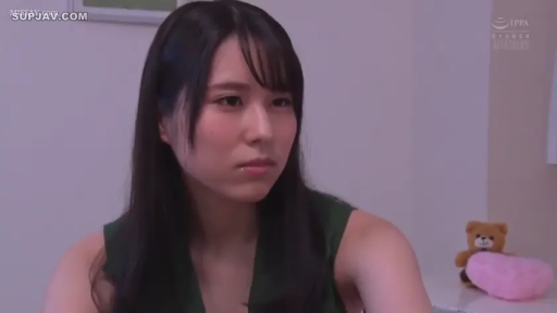 室内 · 坐姿 · 严肃 · 面部特写 · 注视 · 长发 · 无袖上衣 · 玩偶