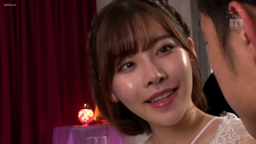 脸部特写 · 白色蕾丝吊带 · 装饰灯 · 甜美微笑 · 深情对视 · 侧身依偎 · 日语水印 · 酒吧室内