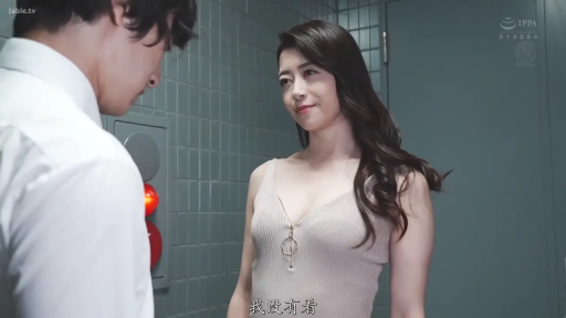 微笑 · 吊带衫 · 否 · 对视 · 职场 · 电梯口 · 对立站姿 · 报警按钮