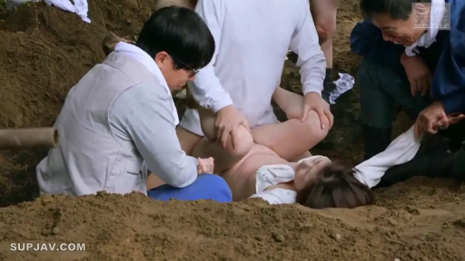 中景 · 仰臥 · 屋外 · 半裸