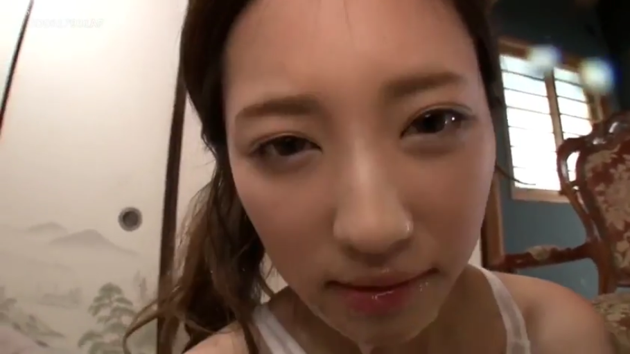 室内 · 脸部特写 · 白色吊带