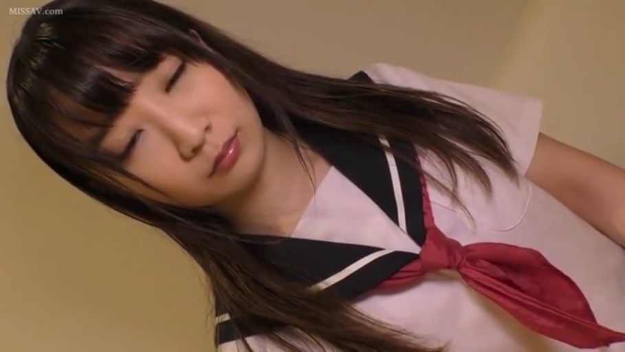 室内 · 平静 · 闭眼 · 上半身 · 水手服 · 亚洲女性 · 侧立