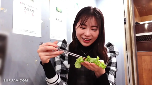 Sitting Posture · Half-body close-up · 室内餐厅 · 生菜 · 准备进食 · 黑色长发 · 笑容灿烂 · 格纹拼色上衣