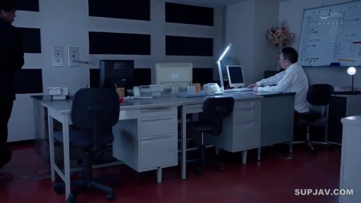 坐姿 · 严肃 · 办公室 · 全景 · 电脑 · 办公 · 商务装 · 夜晚