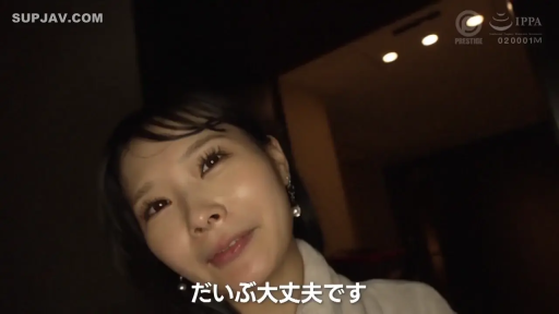 Indoor · Face · Pleasure · Subtitles · 说话 · 浴袍 · 耳饰 · 倾斜