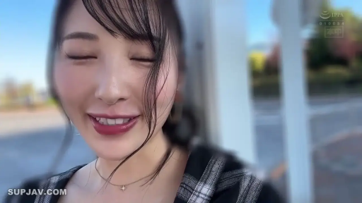 微笑 · カメラに向かって · ネックレス · 是 · 屋外 · 开朗 · 格子衫 · 浅景深