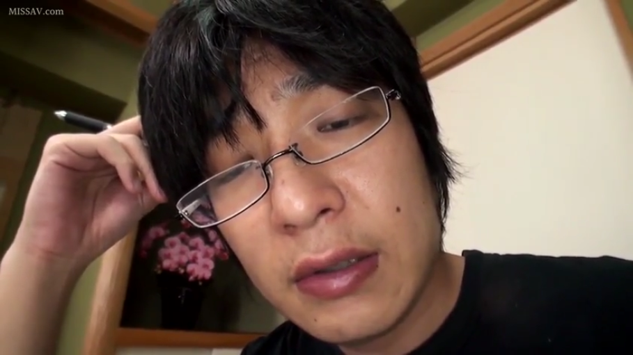 室内 · 俯身 · 眼镜 · 专注 · 脸部特写 · 凝视 · 黑色T恤 · 成年男性