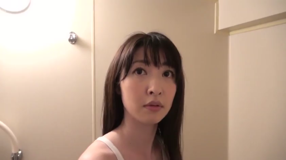 室内 · 脸部特写 · 白色背心 · 注视 · 正面 · 亚洲女性 · 迷茫