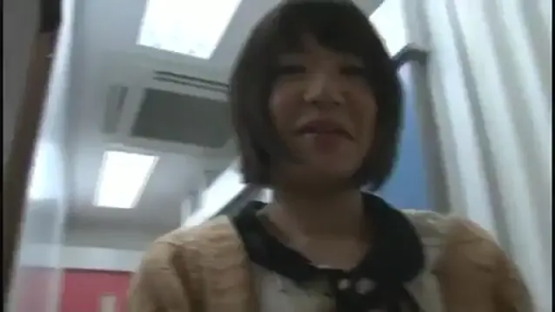 Stand · Smile · 面部特写 · Corridor · Eye contact · Sweater · 短发