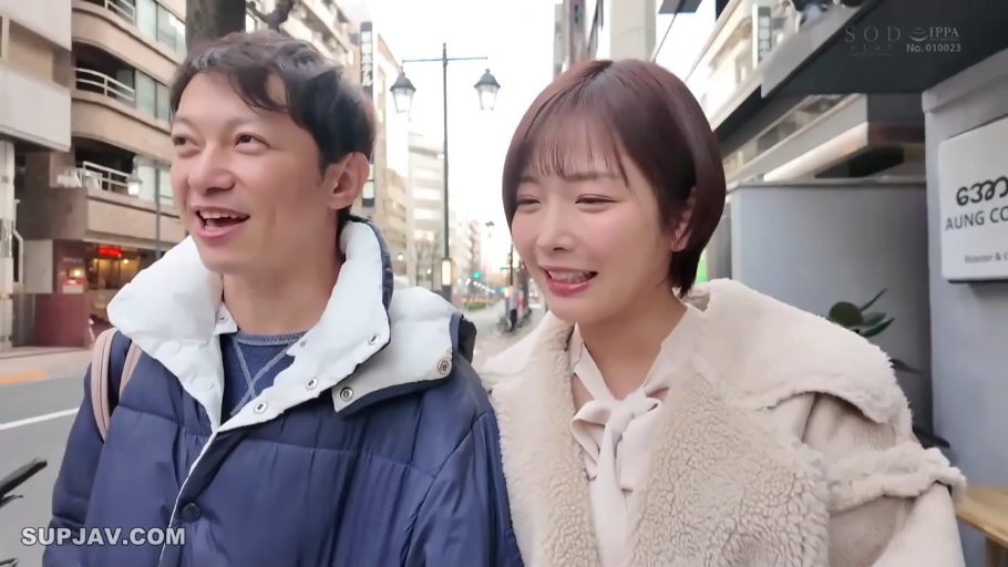 半身 · 街道 · 笑容 · 短发 · 散步 · 毛绒大衣 · 并行