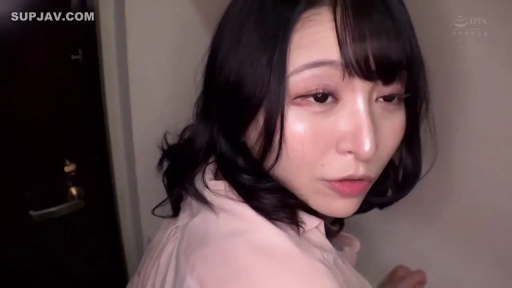 顔のクローズアップ · 走廊 · 粉色衬衫