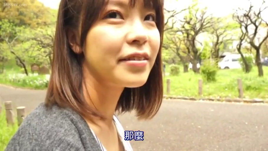 交谈 · 脸部特写 · 微笑 · 短发 · 侧头 · 灰色开衫 · 户外公园