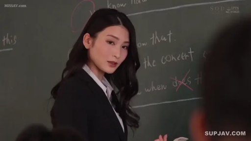 教室 · 职业西装 · 中景 · 讲课 · 黑板 · 冷艳 · 侧身站立 · 教师身份