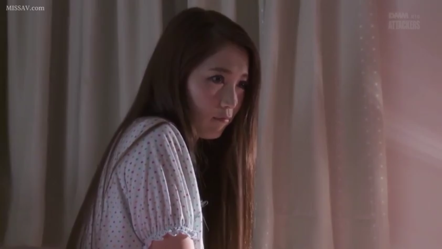 坐姿 · 卧室 · 面部特写 · 注视 · 窗帘 · 长发 · 睡衣 · 忧虑