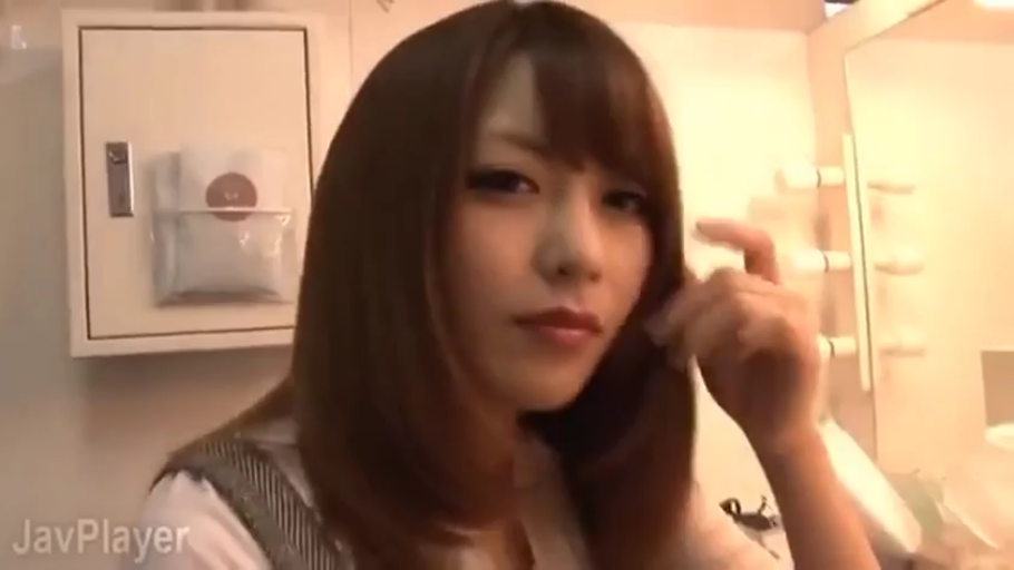 坐姿 · 面部特写 · 白色上衣 · 长发 · 冷静 · 整理头发 · 化妆镜 · 化妆间