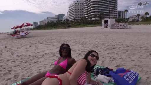 比基尼 · 全景 · 摆拍 · 笑容 · 侧卧 · 沙滩 · 太阳镜