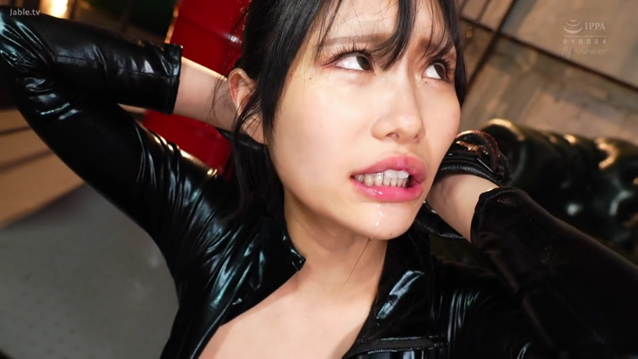 室内 · 顔部のクローズアップ · 双手抱头 · 黑色紧身皮衣