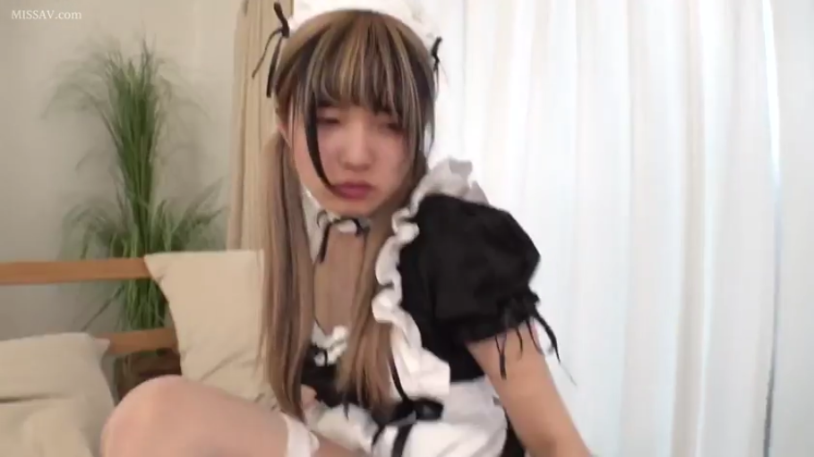 温柔 · 中景 · 桌椅 · 注视 · 生活化场景 · 浅绿色长袖上衣 · 室内桌边 · 托腮坐姿