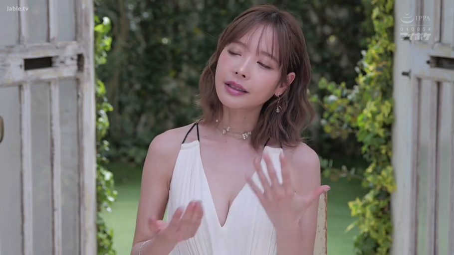 坐姿 · 交谈 · 半身特写 · 户外花园 · 放松 · 白色深V连衣裙