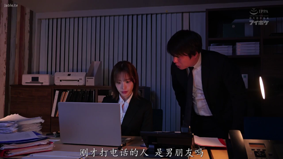 卧室 · 迷离 · 性行为 · 床 · 白色T恤 · 局部特写 · 性爱姿势 · 硬核内容