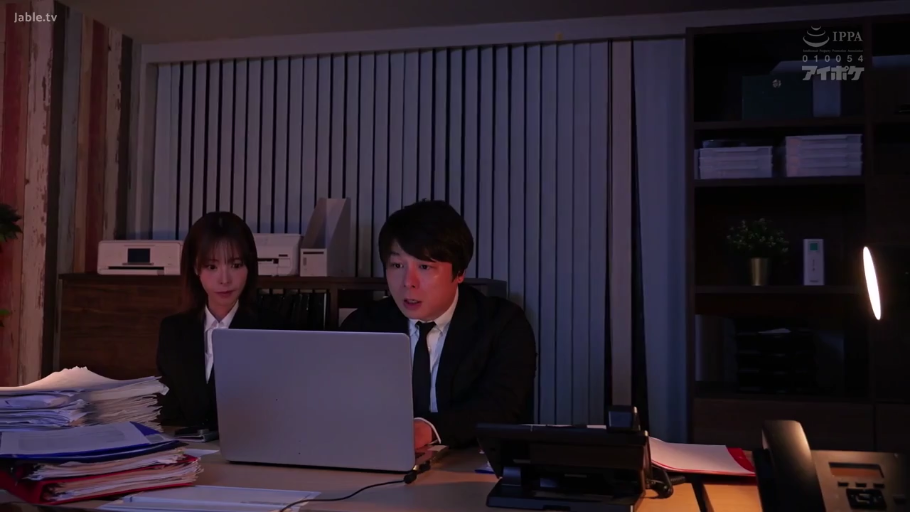坐姿 · 沙发 · 自然 · 客厅 · 半身 · 自述 · 带字幕 · 白色针织开衫