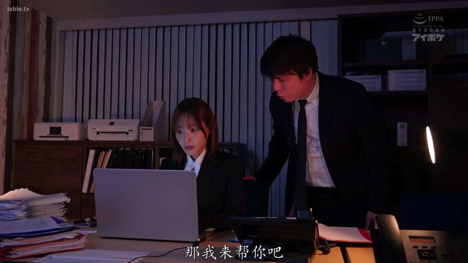 严肃 · 面部 · 站立 · 街道 · 说话 · 胸卡 · 粉色POLO衫 · 背景打码