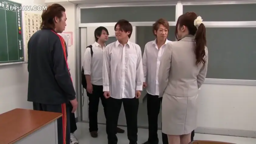 中景 · 人体展板 · 紧张 · 蓝衬衫 · 演播室 · 蒙眼游戏 · 直立站立 · 综艺游戏剧情