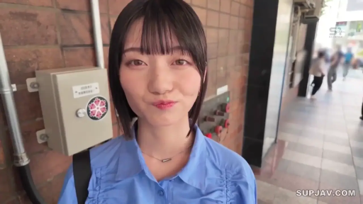 站立 · 面对镜头 · 户外 · 短发 · 头部特写 · 蓝色衬衫 · 噘嘴 · 电表箱