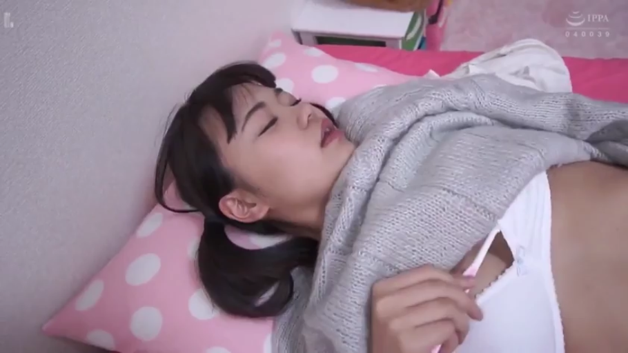 坐姿 · 平静 · 半身 · 椅子 · 清纯 · 摄影棚 · 无袖上衣 · 访谈