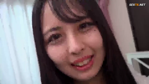 脸部特写 · 卧室 · 微笑 · 对视 · 长发 · 居家服 · 靠近镜头