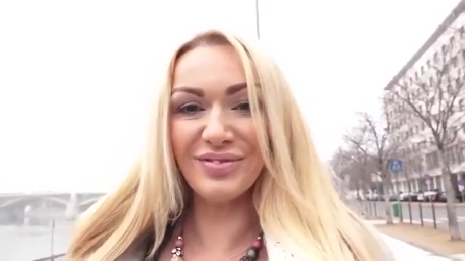 站立 · 微笑 · 项链 · 自拍 · 注视镜头 · 头部特写 · 休闲外套 · 户外城市