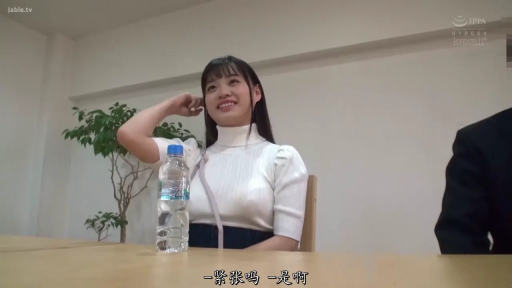 坐姿 · 甜美 · 办公室 · 中景 · 高领毛衣 · 清纯 · 矿泉水瓶 · 微笑互动