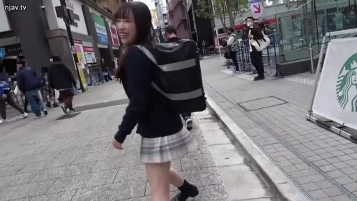 全身 · 街道 · 行走 · JK制服 · 户外 · 笑容 · 散步 · 背包