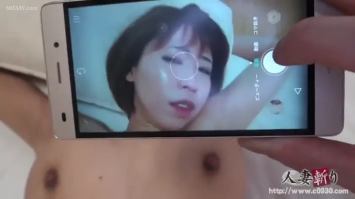 室內 · 全裸 · 胸部特寫 · 陶醉 · 仰臥 · 手机 · 自拍 · 画中画