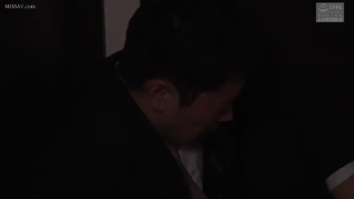 室内 · 身をかがめる · 自然 · 観察 · 薄暗 · スーツ · 头部特写