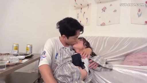 陶醉 · 拥抱 · 客厅 · 半身 · 接吻 · 休闲服 · 成人 · 啤酒