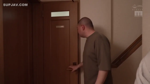 站立 · 开门 · 否 · 男性 · 门 · 侧脸 · 门口 · 棕色短袖